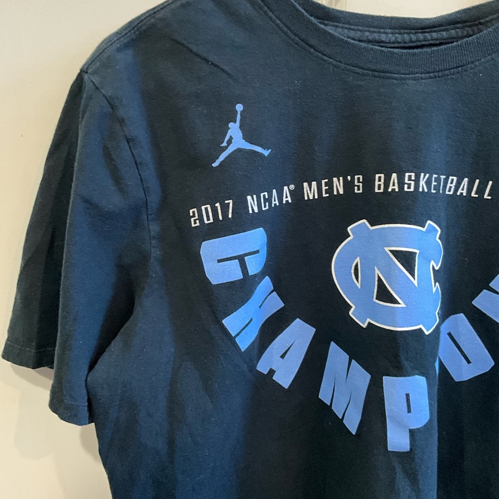 UNC TARHEELS 2017 NCAA Men’s Basketball National Champs T-Shirt - Picture 2 of 5